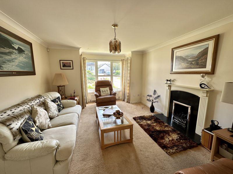 Hauplands Way, West Kilbride 3 bed semidetached villa £185,000