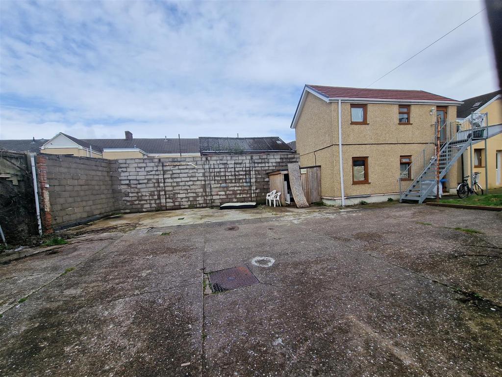 Windsor Road, Neath 5 bed block of apartments £275,000