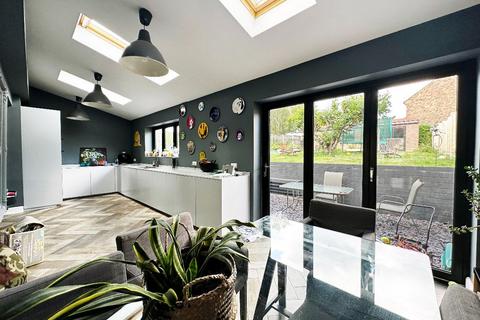 17 Priory Grove, Romford, RM3 9AS