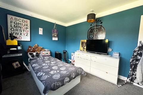 17 Priory Grove, Romford, RM3 9AS