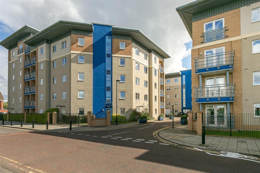 Knightsbridge Court, Gosforth... 2 bed apartment £950 pcm (£219 pw)