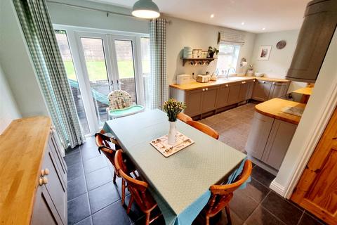 25 Castle Meadows, Launceston, PL15 7DZ
