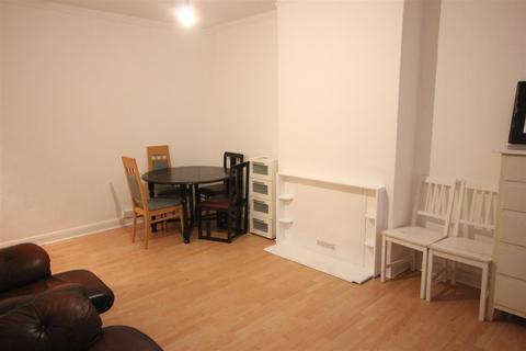 2 bedroom apartment to rent, Longstone Avenue