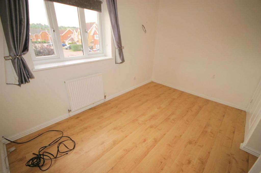 Wiseman Close, Bushmead, Luton 2 bed terraced house to rent £1,250