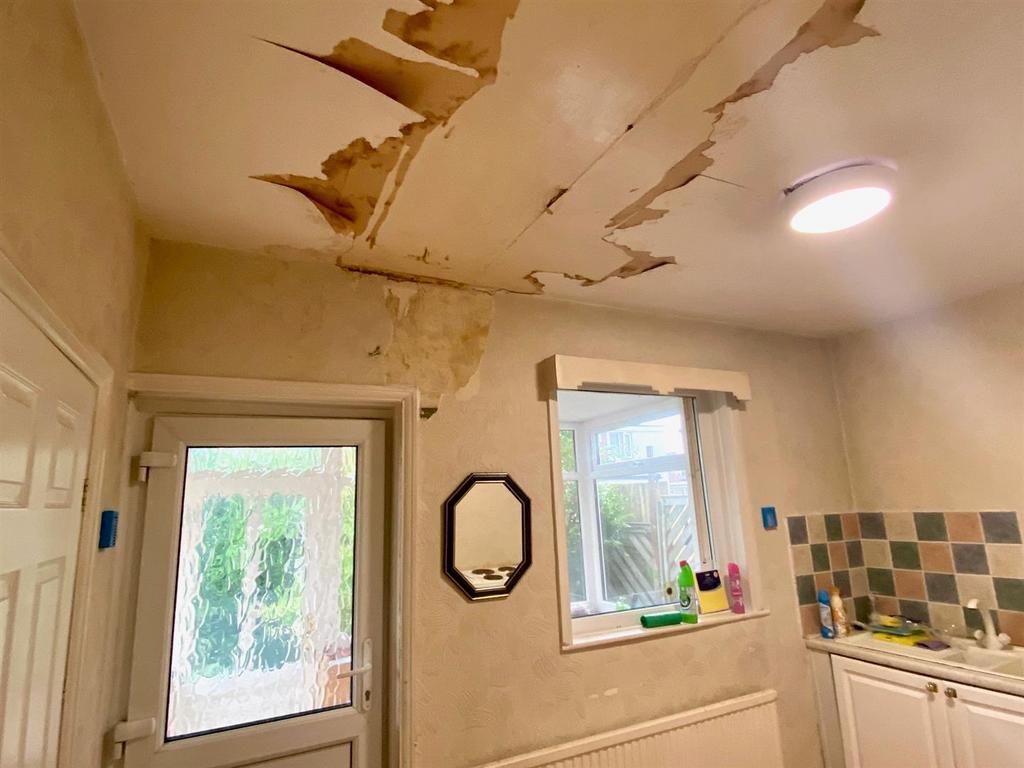 Sunny bank road 11 kitchen ceiling.jpg