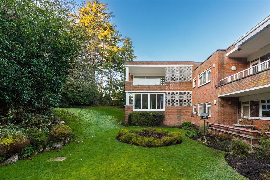Darnhills, Radlett 3 bed penthouse to rent £3,250 pcm (£750 pw)