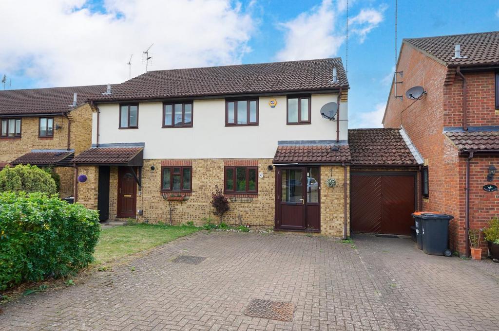 Millstream Way, Leighton Buzzard 3 bed semidetached house for sale £
