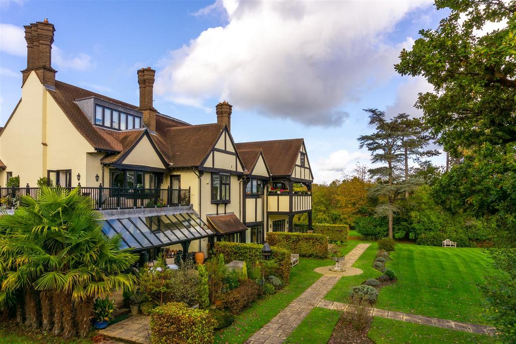Coombe Hall Park, East Grinstead 2 bed apartment for sale £699,950