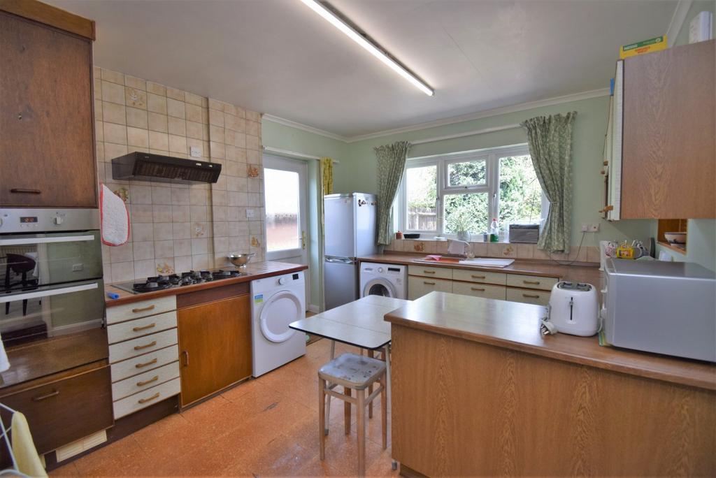 Royston Way, Near Burnham, Berkshire, SL1 3 bed bungalow for sale £