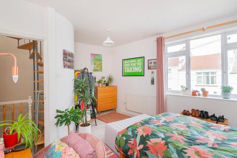 Flat B, 56 Langton Park, Bristol, BS3 1EQ