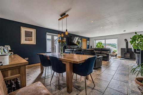 16 Meneth, Gweek, Helston, TR12 6UW