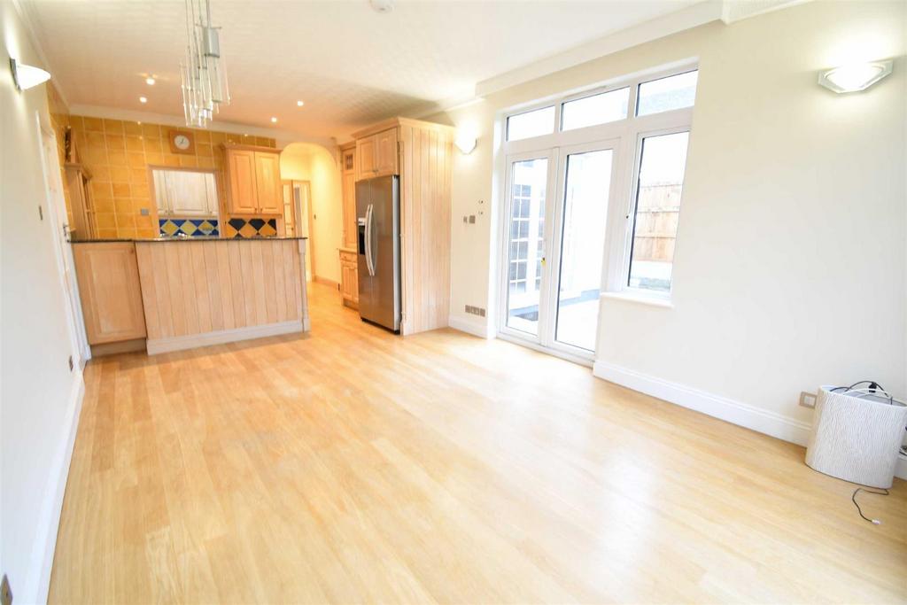 Totteridge Lane, Totteridge 6 bed detached house £4,000 pcm (£923 pw)