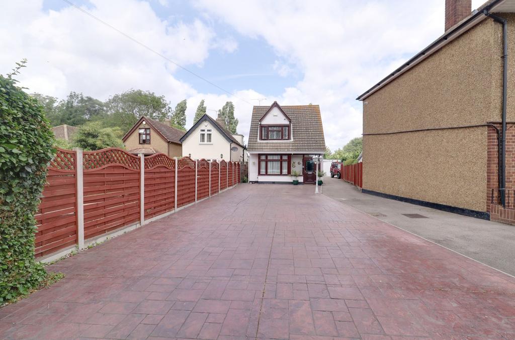 Lambs Lane South, Rainham RM13 3 bed detached house for sale £750,000