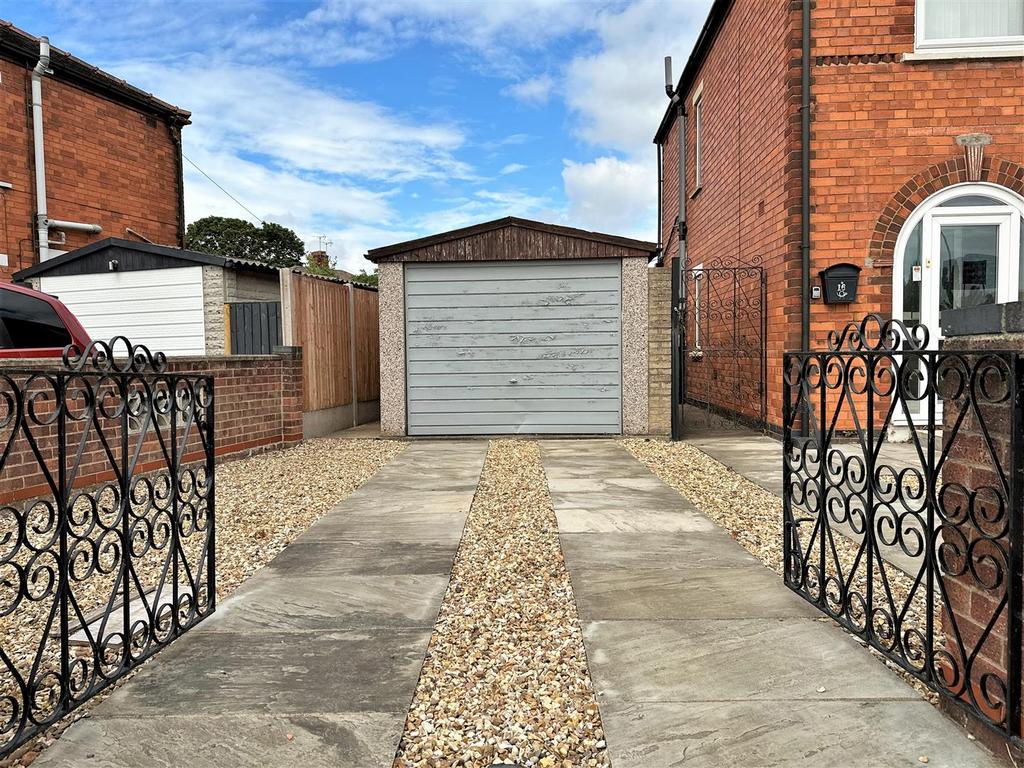 Garage & Gated Driveway 451