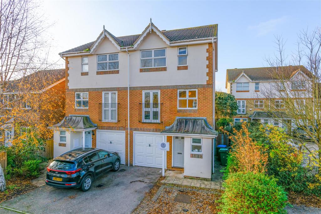 Danesfield Close, WaltonOnThames 3 bed townhouse £2,500 pcm (£577 pw)