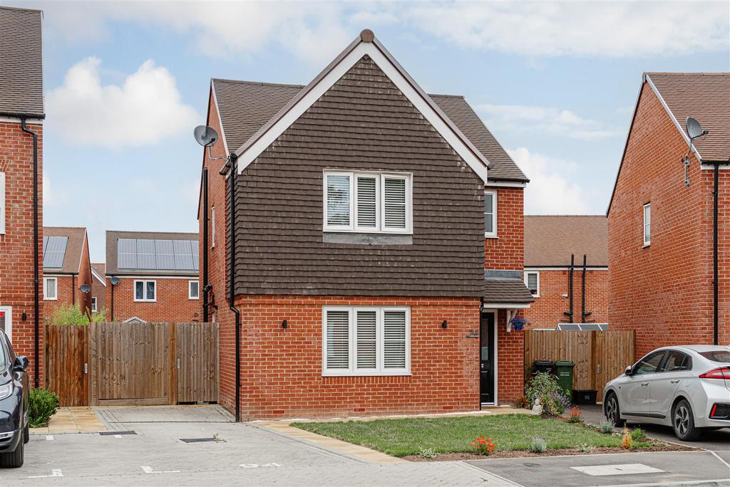 Campbell Grove, Horley 3 bed detached house £500,000