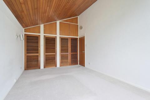 240 Chipstead Way, Woodmansterne, Banstead, SM7 3LQ