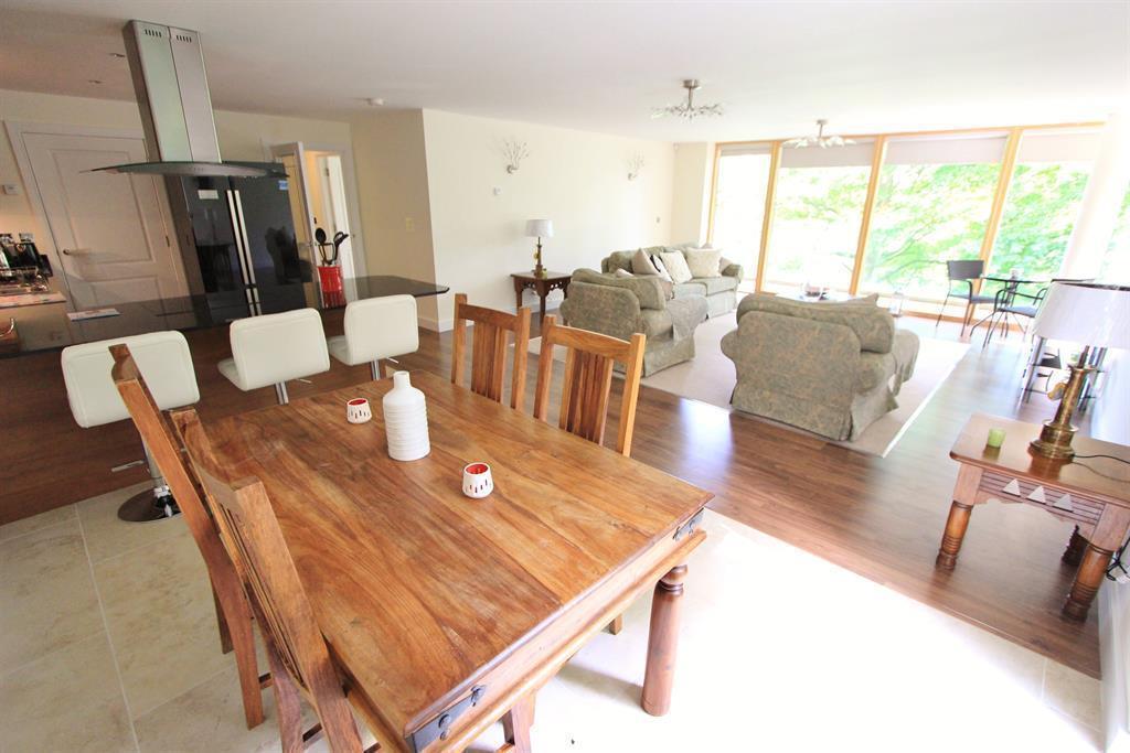 Riverdale Road, Sheffield, S10 3FZ 3 bed flat £1,800 pcm (£415 pw)