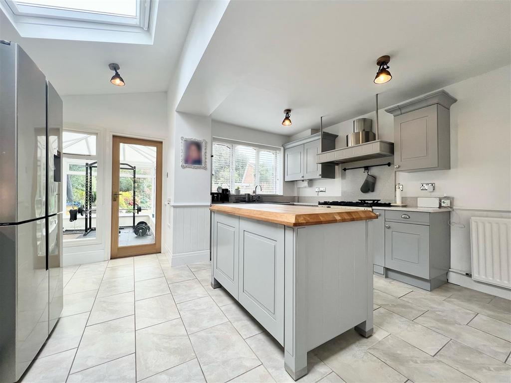 Stourbridge Road, Hagley, Stourbridge 3 bed detached house for sale £