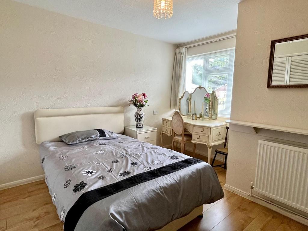Hillmorton Road, Four Oaks, Sutton... 3 bed semidetached bungalow £