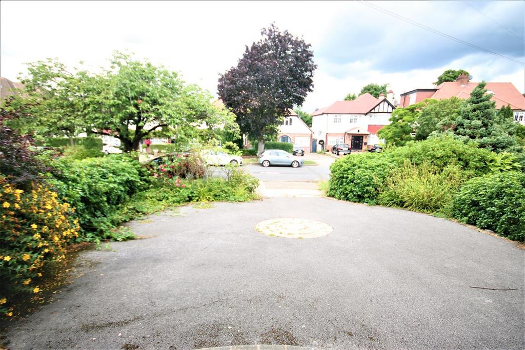 FRONT GARDEN, OUTLOOK &amp; PAVED OFF STREET PARKING: