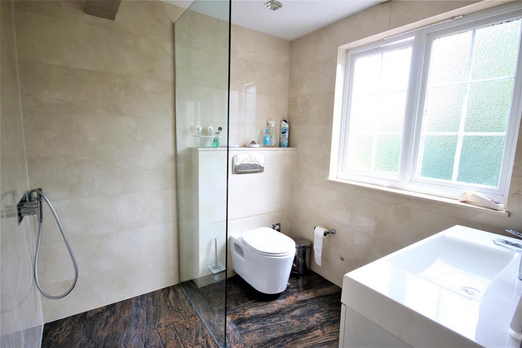 En suite shower room: