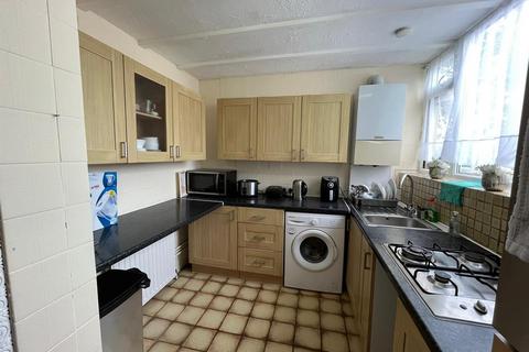 2 bedroom flat for sale - Chingford Avenue, London