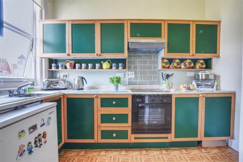 Flat 2, 27 Eversley Road, Bexhill-on-sea, TN40 1HA