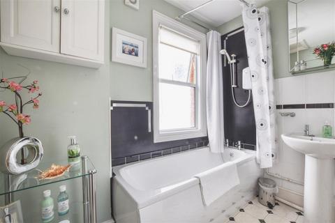 Flat 2, 27 Eversley Road, Bexhill-on-sea, TN40 1HA