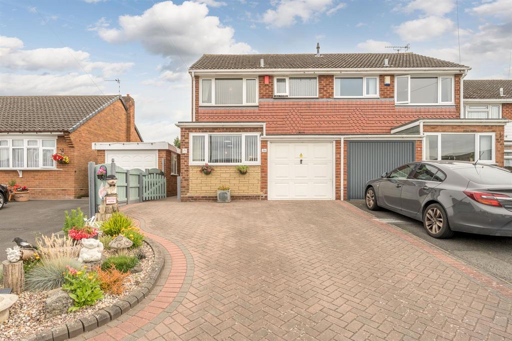 Dubarry Avenue, Kingswinford, DY6 9BP 3 bed semidetached house £275,000