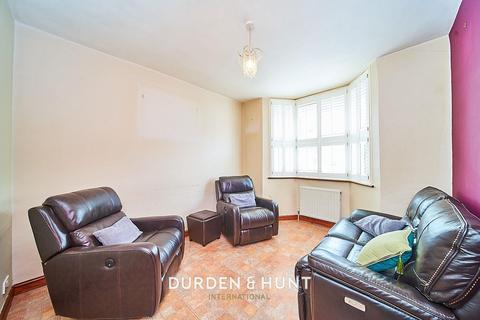 5 Shaftesbury Road, Romford, RM1 2QH