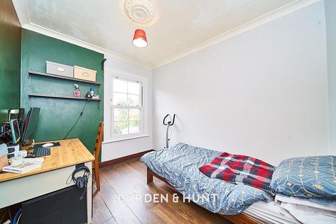 5 Shaftesbury Road, Romford, RM1 2QH