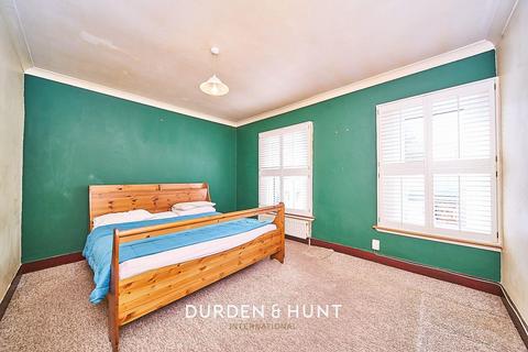 5 Shaftesbury Road, Romford, RM1 2QH