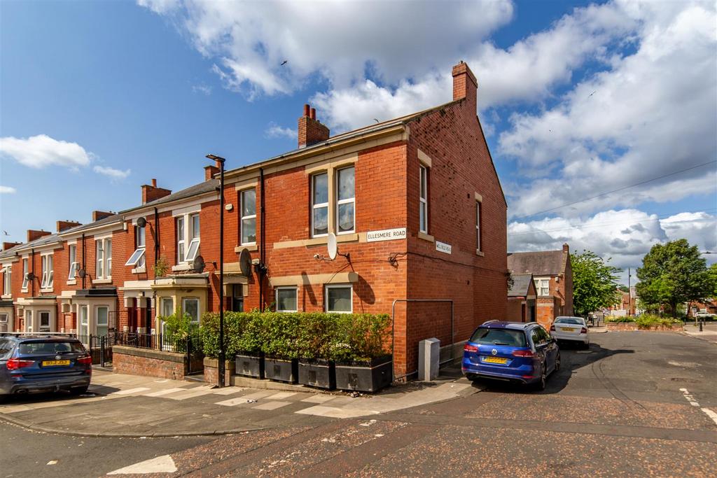 Pair of Tyneside Flats Ellesmere Road, Fenham, NE4 6 bed flat for