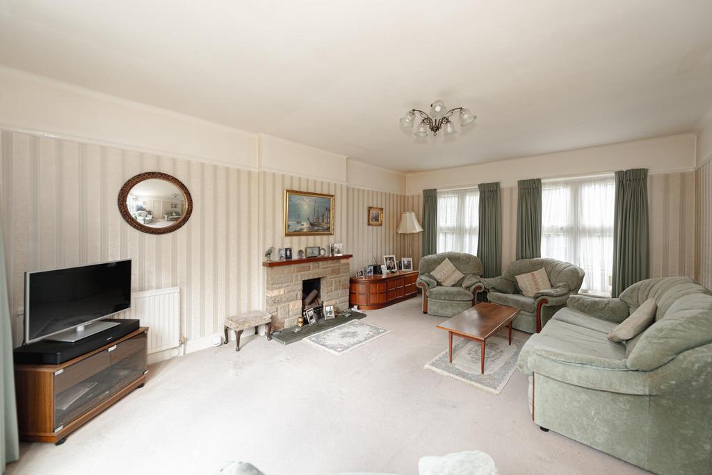 Great Tattenhams, Epsom Downs 4 bed detached house for sale £825,000