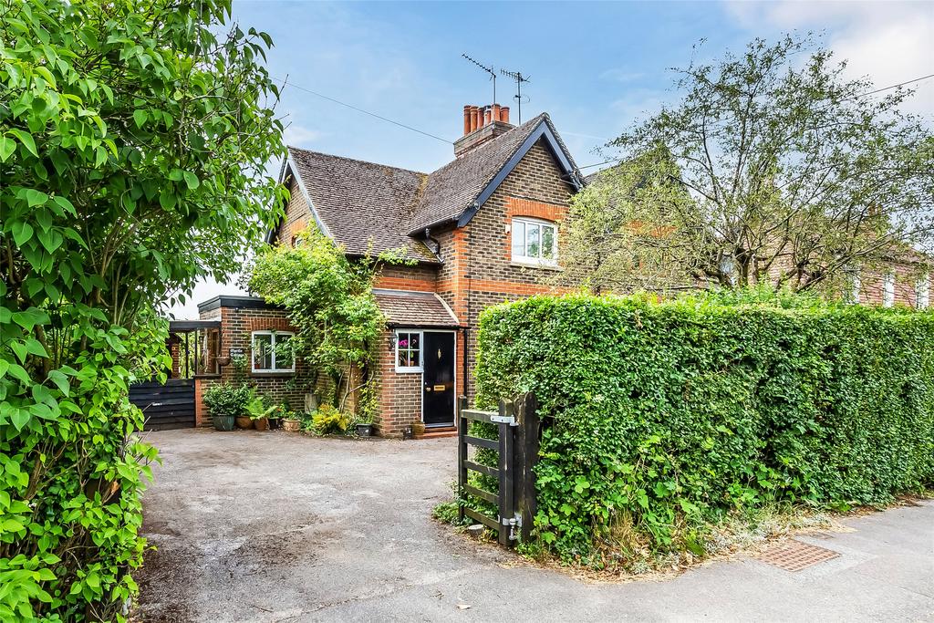 Dawes Green, Leigh, Reigate, Surrey, RH2 2 bed semidetached house for sale £625,000