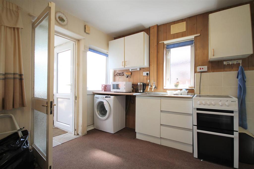 Yew Tree Drive, Chesterfield 3 bed semidetached house for sale £250,000