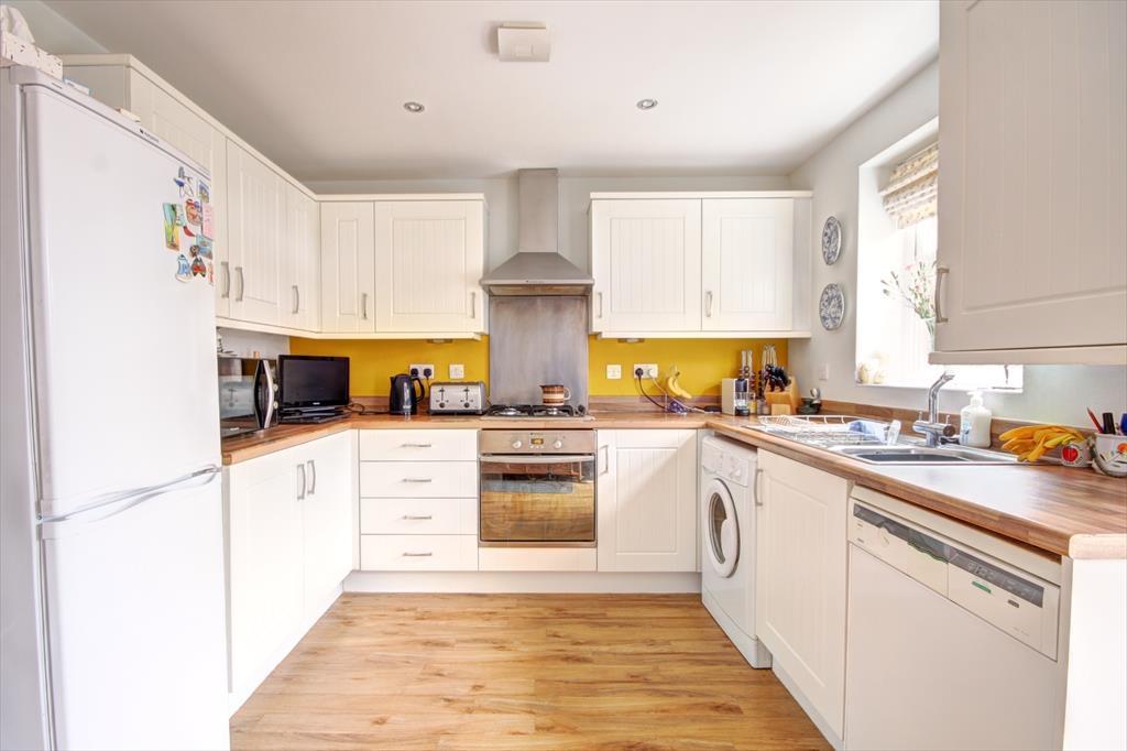 Robins Meadow, Evesham 3 bed semidetached house for sale £300,000