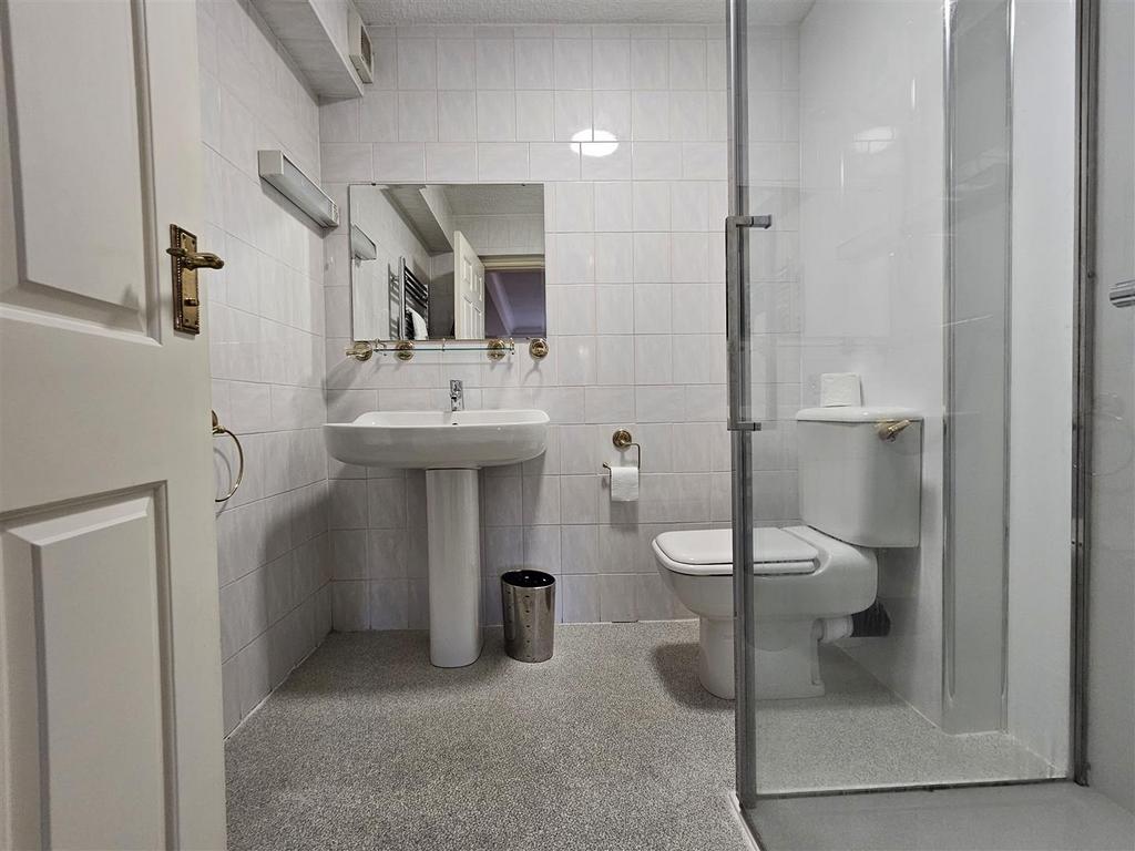 En suite shower room/wc