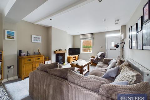 3 bedroom terraced house for sale - Queen Street, Filey, YO14 9HB