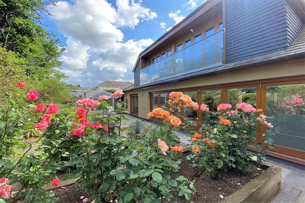 The Crescent, Hagley, Stourbridge, DY8 3 bed detached house for sale