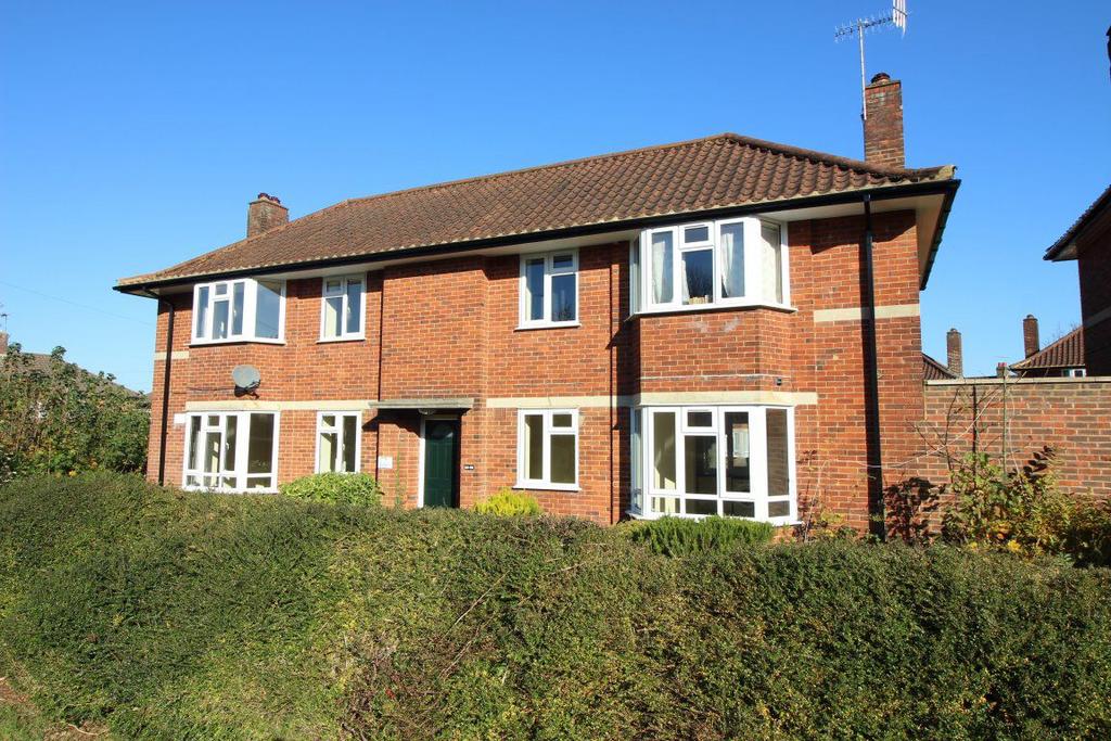 Langmead Drive, Bushey Heath 1 bed flat £1,050 pcm (£242 pw)