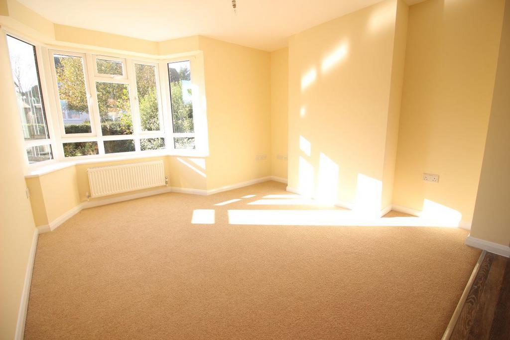 Langmead Drive, Bushey Heath 1 bed flat £1,050 pcm (£242 pw)