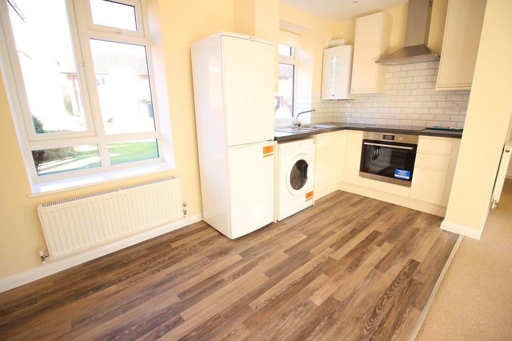 Langmead Drive, Bushey Heath 1 bed flat £1,050 pcm (£242 pw)
