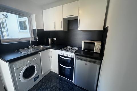 Studio to rent, Weir Place, Staines, TW18 3NB