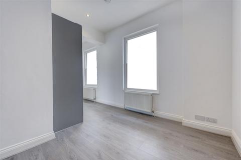 3 bedroom flat to rent, Kings Road, London, SW10