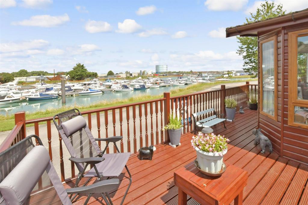 Ferry Road, Littlehampton, West Sussex 2 bed park home for sale £120,000