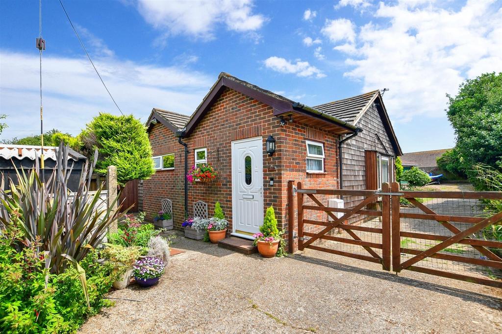 CapelLeFerne, CapelLeFerne... 4 bed detached bungalow for sale £