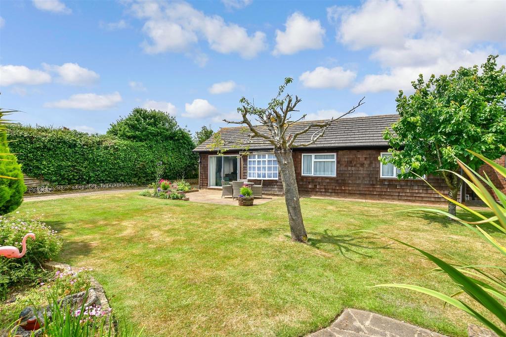 CapelLeFerne, CapelLeFerne... 4 bed detached bungalow for sale £