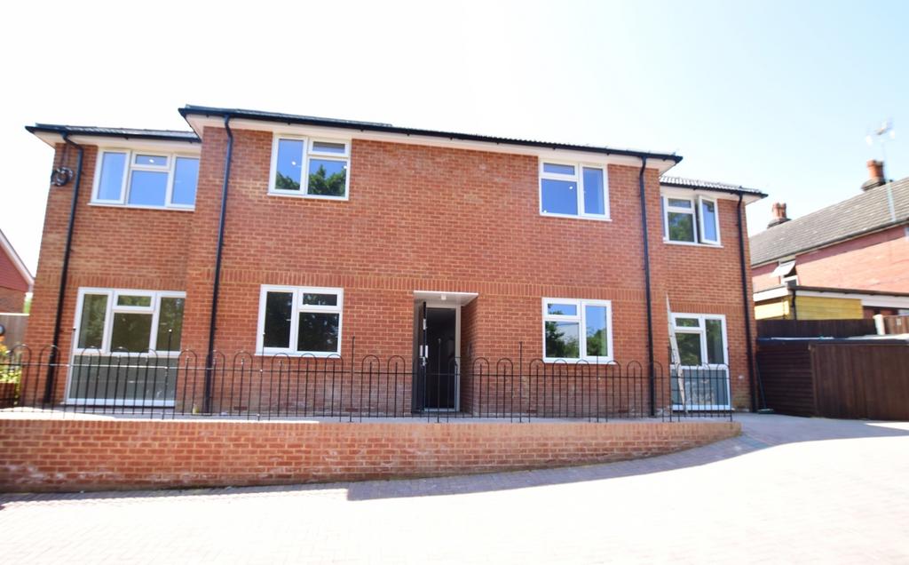 Andrews Lane Southwater RH13 2 bed apartment £1,250 pcm (£288 pw)